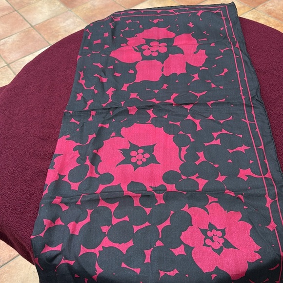 Elegant Black and Red Scarf - Picture 8 of 8